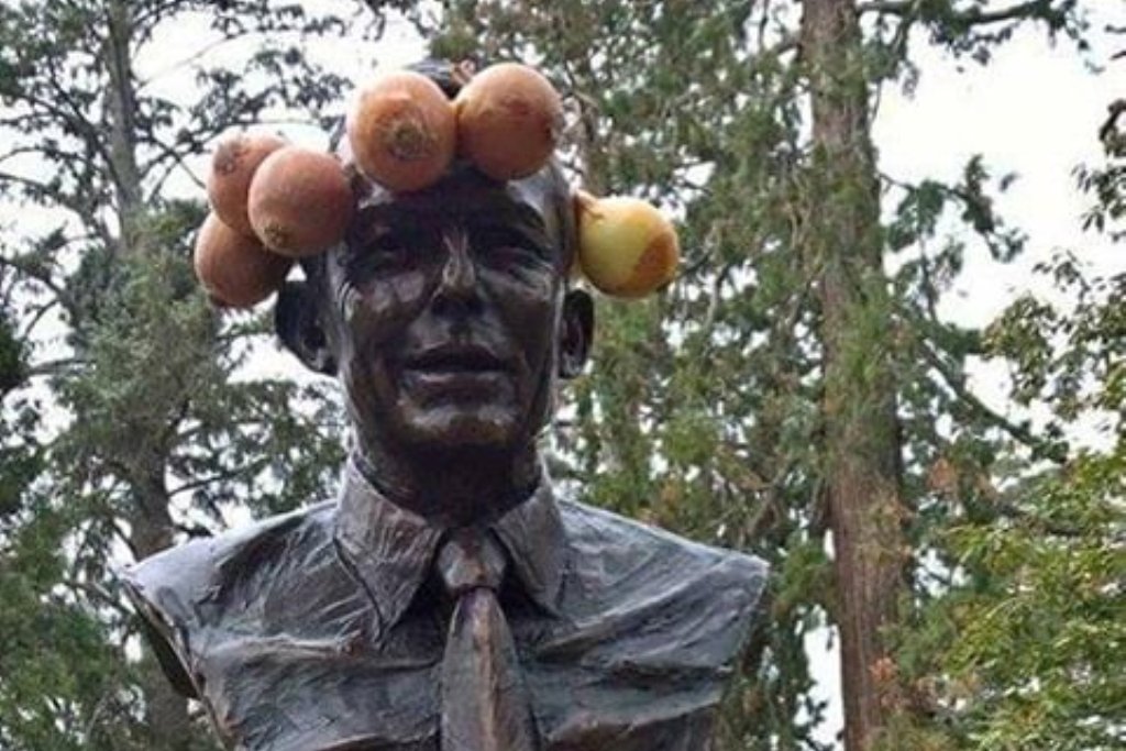 Some Hero Has Decorated This Bust Of Tony Abbott With A Crown Made Of ... - Junkee