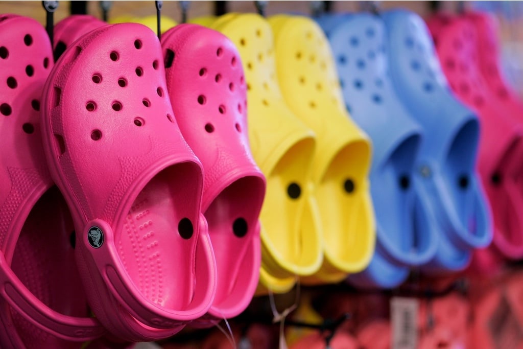 pink crocs on feet