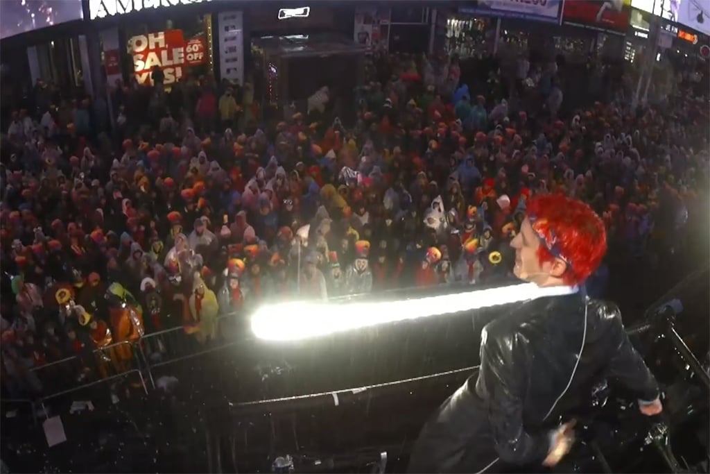 Watch A New Year's Eve Crowd Refuse To Dance Fortnite's Floss