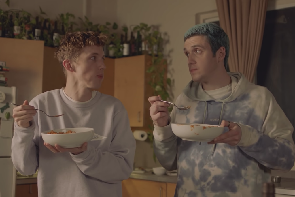 Troye Sivan and Lauv try to cook