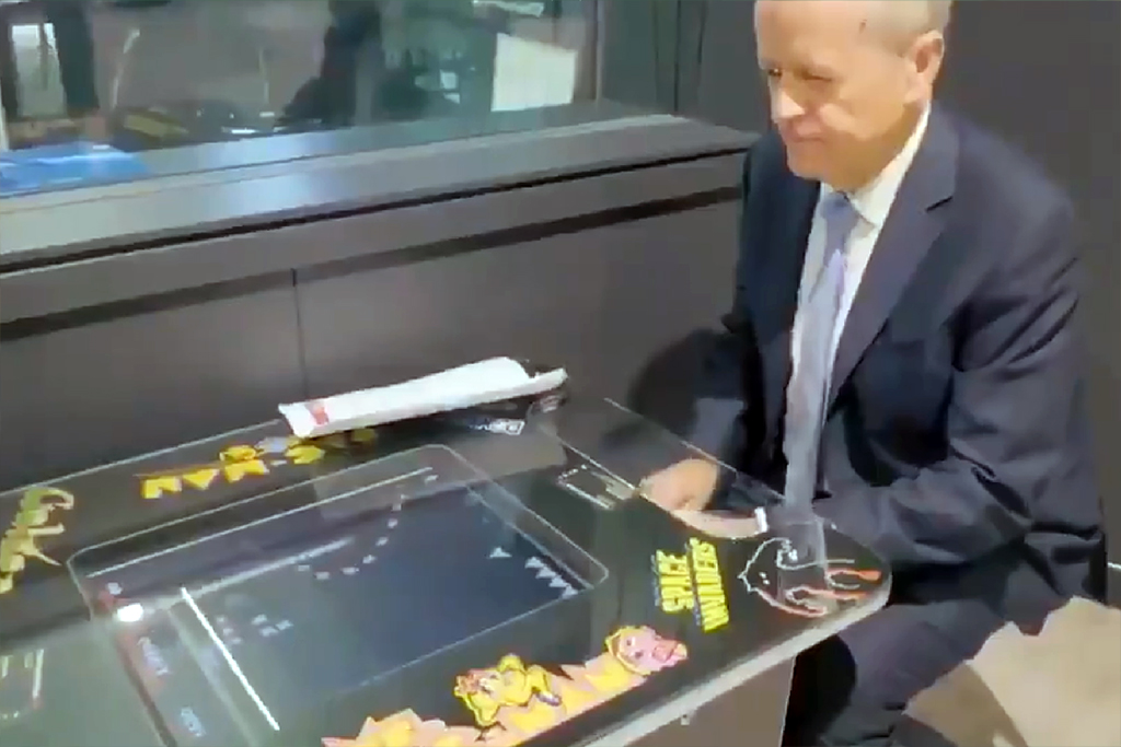 Bill Shorten playing Galaga instead of Space Invaders